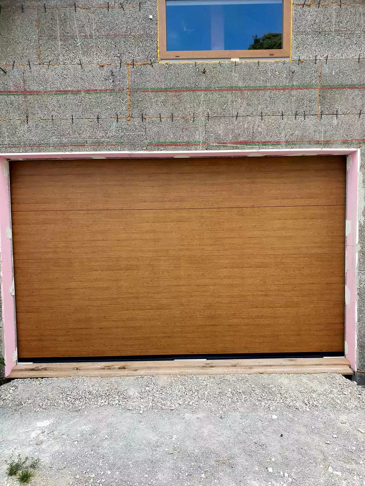 Sekčná garážová brána - atyp