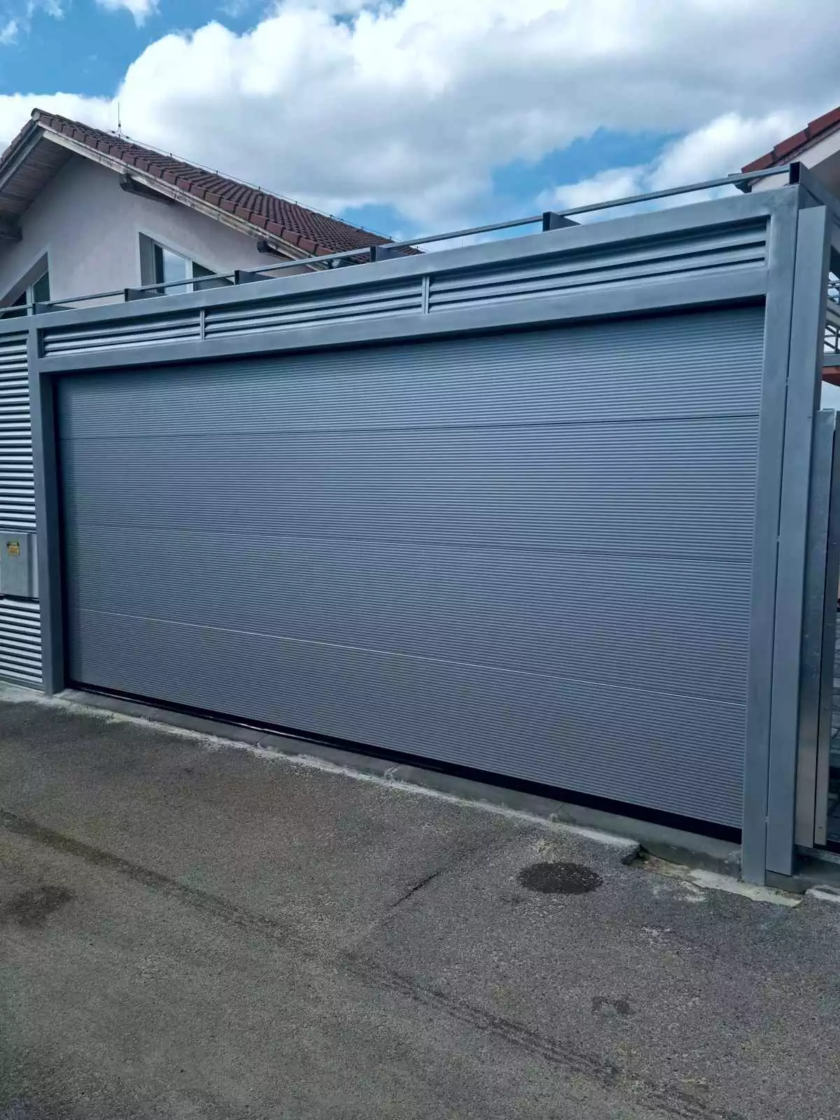 Sekčná garážová brána - šedá
