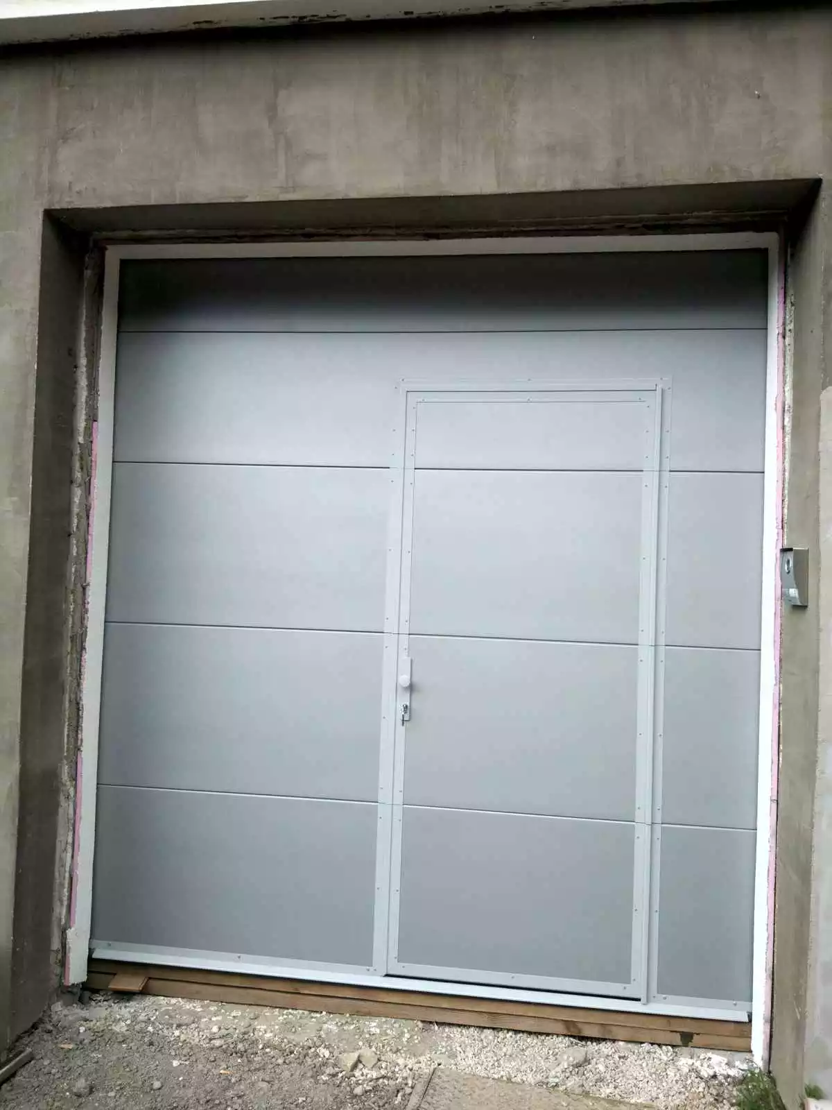 Sekčné garážové brány s dverami - Galéria 04