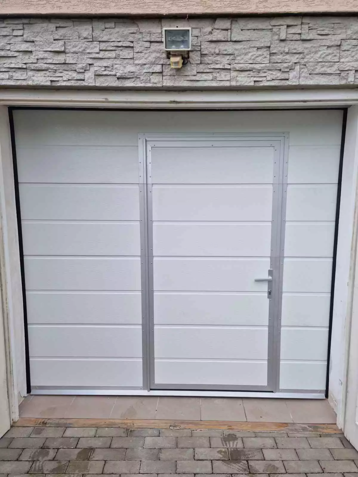 Sekčné garážové brány s dverami - Galéria 05