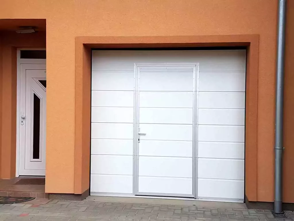 Garážové brány Skalica - sekčné - sekcionálne s dverami
