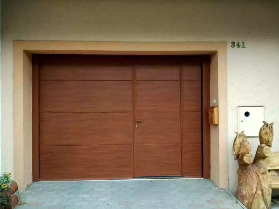 Sekčné garážové brány s dverami